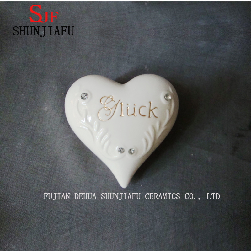 Wei&szlig;e Porzellan-Weihnachtsdekorationen herzf&ouml;rmige Hauptverzierungen, handgemacht mit k&uuml;nstlichem Kristall