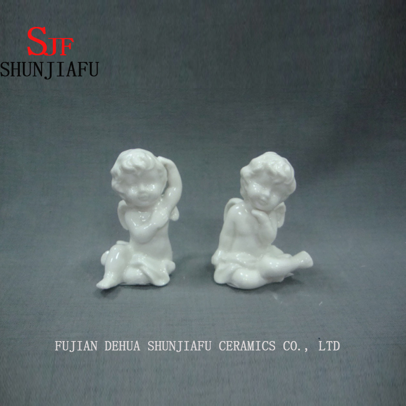 Netter Amor-Pfeil-Cherub ist bei einem Gebetskeramik-Entwurf