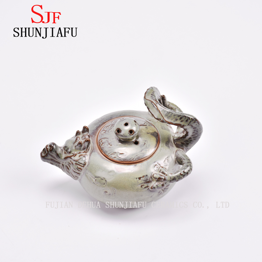 Retro und einzigartige Sch&ouml;nheitsform der keramischen Teekanne / a