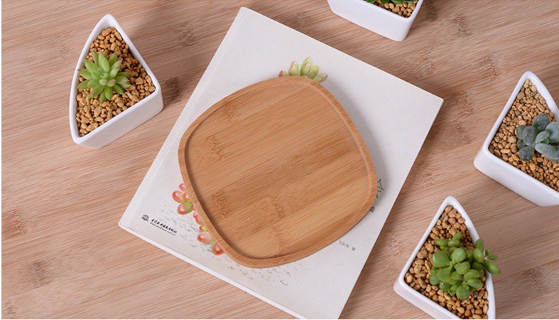 Dreieckiger wei&szlig;er Blumentopf aus Keramik mit Bambusboden