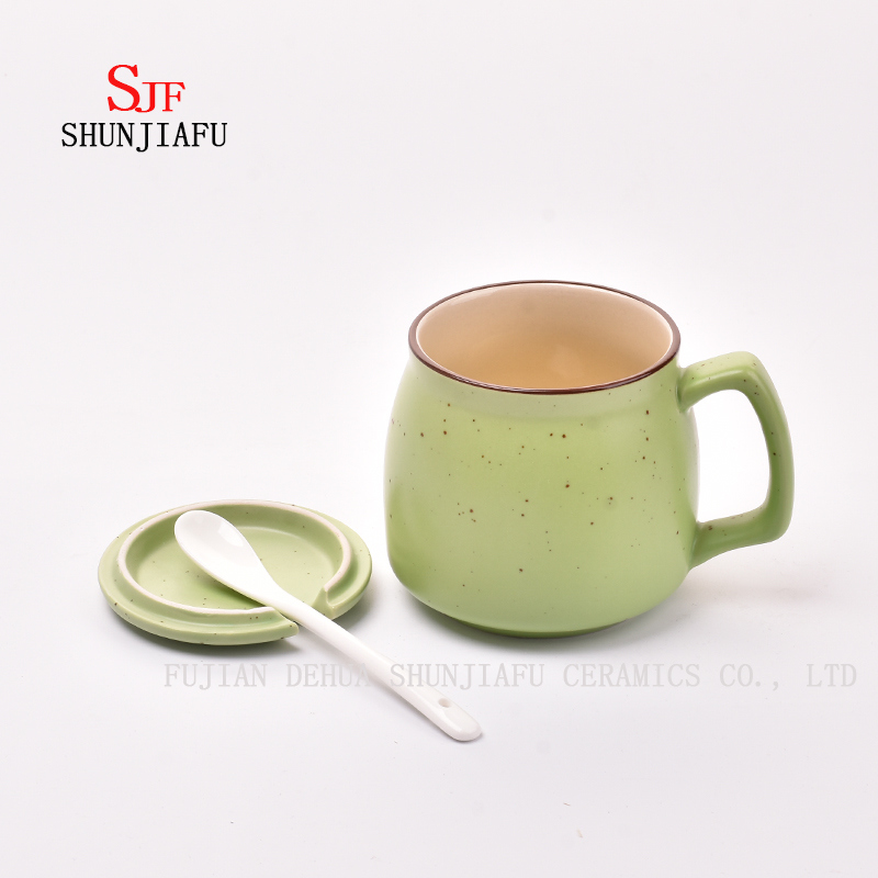 Kreativer Keramikbecher mit Deckel. Fr&uuml;hst&uuml;ckskaffeetasse