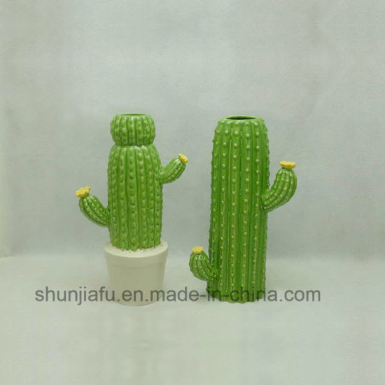 Keramische kaktusförmige Ornamente in Medium
