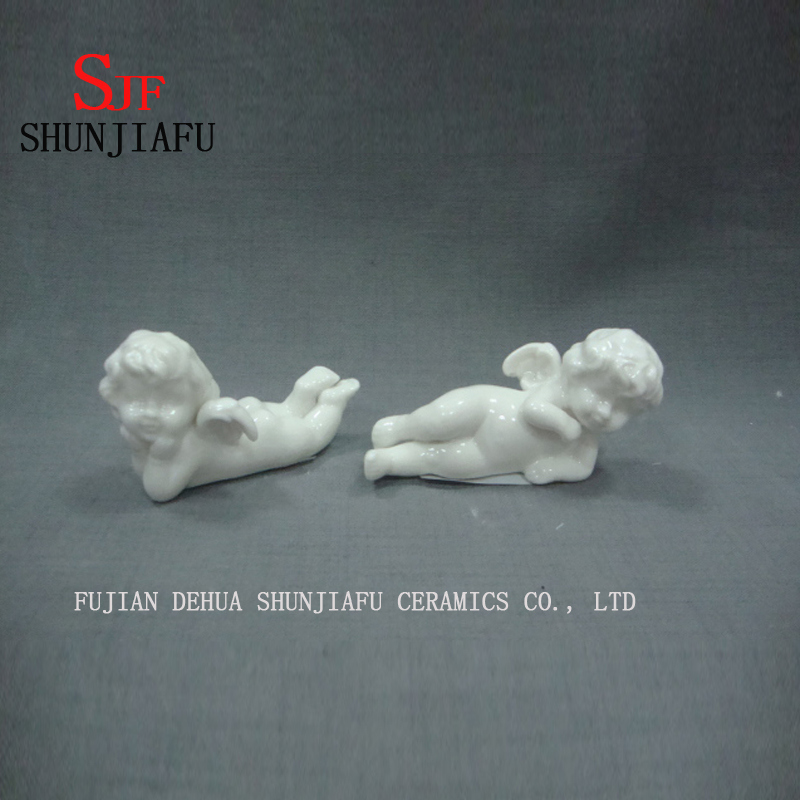 Netter Amor-Pfeil-Cherub ist bei einem Gebetskeramik-Entwurf