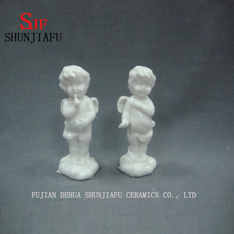 Netter Amor-Pfeil-Cherub ist bei einem Gebetskeramik-Entwurf