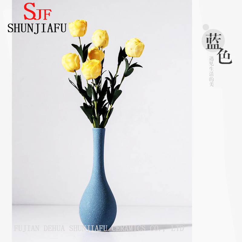 Einfache Haushaltsdekoration im europ&auml;ischen Stil ist eine einfache moderne wei&szlig;e und schwarze Keramikvase / Blumenvase