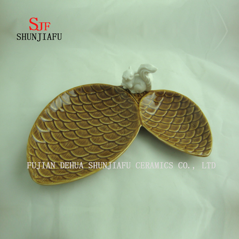 Kreative Doppelkiefernzapfen und s&uuml;&szlig;e Vogelkeramik-Gew&uuml;rzplatte / a