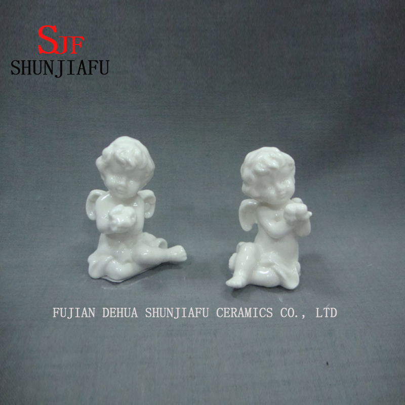 Netter Amor-Pfeil-Cherub ist bei einem Gebetskeramik-Entwurf