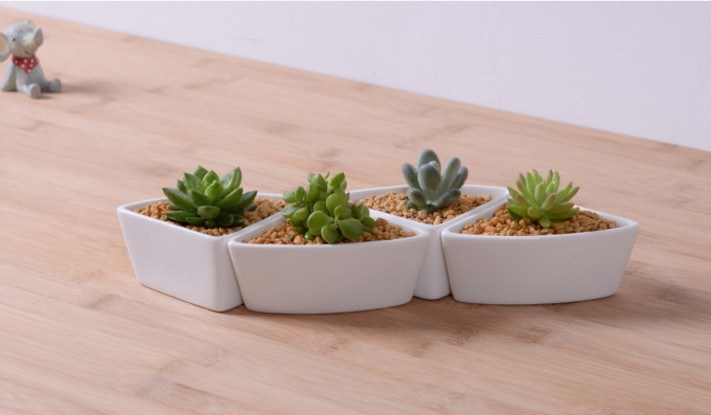 Dreieckiger wei&szlig;er Blumentopf aus Keramik mit Bambusboden