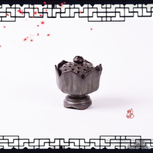Eleganter Weihrauchbrenner auf Keramik-Lotusbasis
