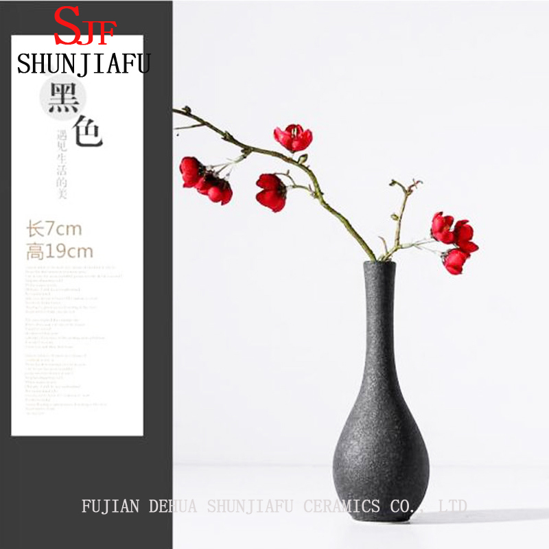 Einfache Haushaltsdekoration im europ&auml;ischen Stil ist eine einfache moderne wei&szlig;e und schwarze Keramikvase / Blumenvase