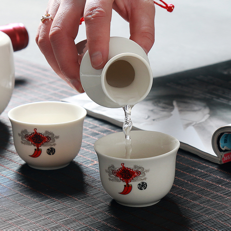Sake-Weinsets aus Keramik mit warmem Weintopf