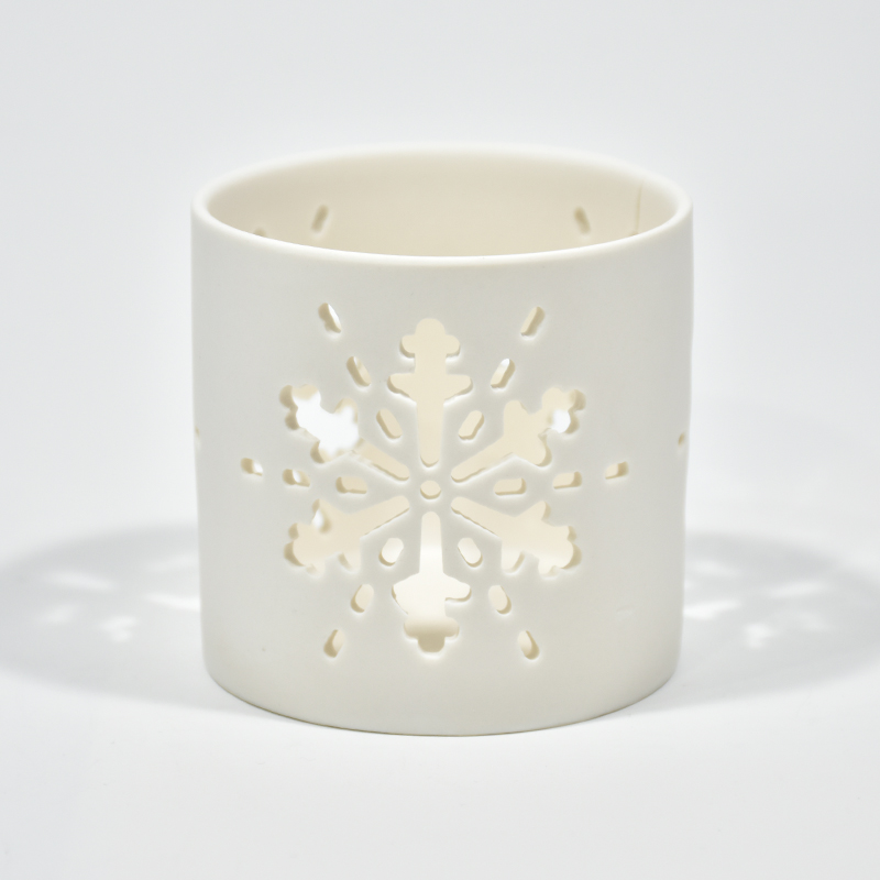 Desktop Nacht hellweiß weißer Keramik Teelichthalter mit Schneeflockenausschnitten Ausschnitt Keramik Teelicht Kerzenhalter