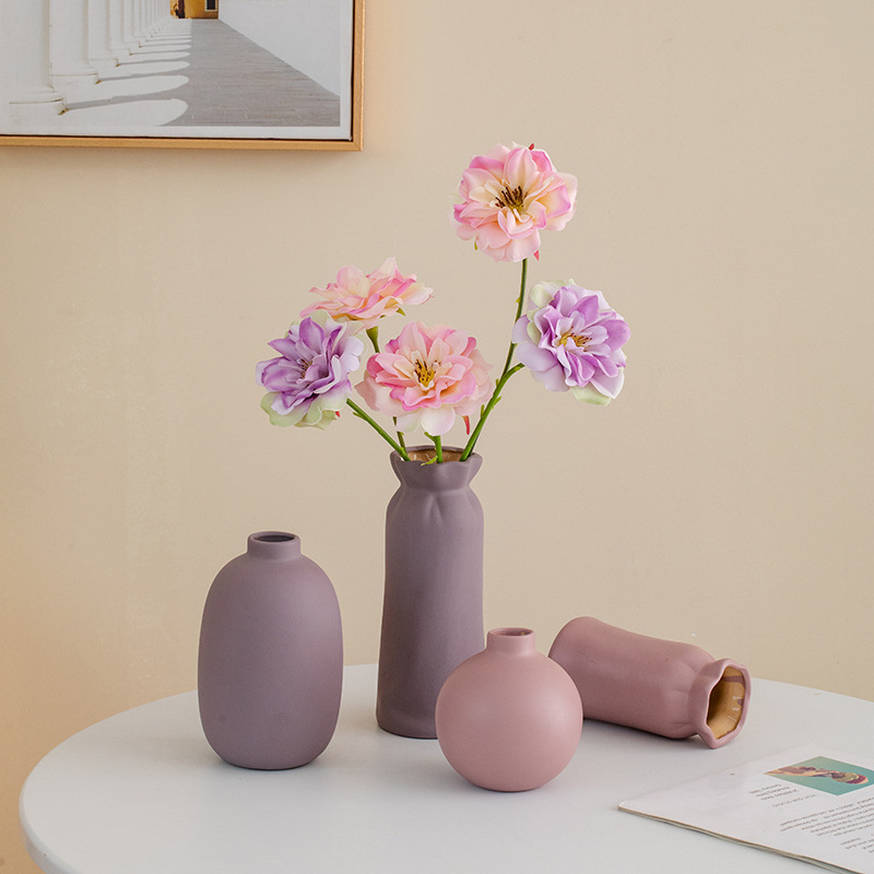Fusion der Tradition und modernes Design eleganter handgefertigter Keramikvase