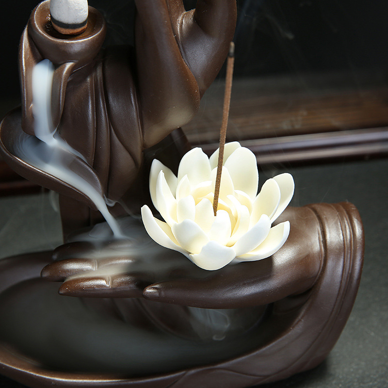 Keramische Buddhas-Hand, die Blumen-Wasserfall-Backflow-Räucherbrenner hält
