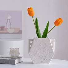 Zeitlose weiße Porzellanvase - vielseitiges Blumenstück für jeden Raum