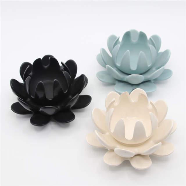 Hellgrüner Keramik Lotus Kerzenständer