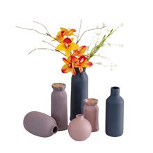 Porzellan -Vase -Blumenanordnung Keramikvase