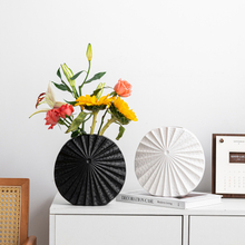 Moderne runde flache Keramikvase, plissierter geriffelter Blumentopf, mattschwarz, weiß, nordische Heimdekoration, Großhandel, kreative gerippte Porzellan-Tischvase