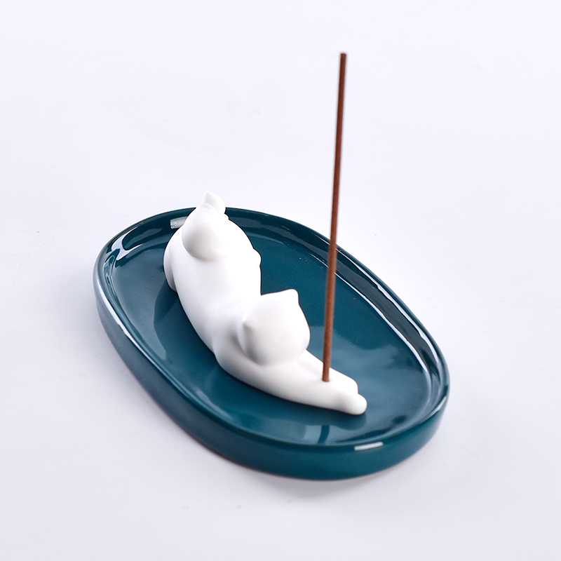 Line Weihrauchbrenner Keramikskulptur Kleine Katze mit Ellipsenteller Räucherstäbchenhalter