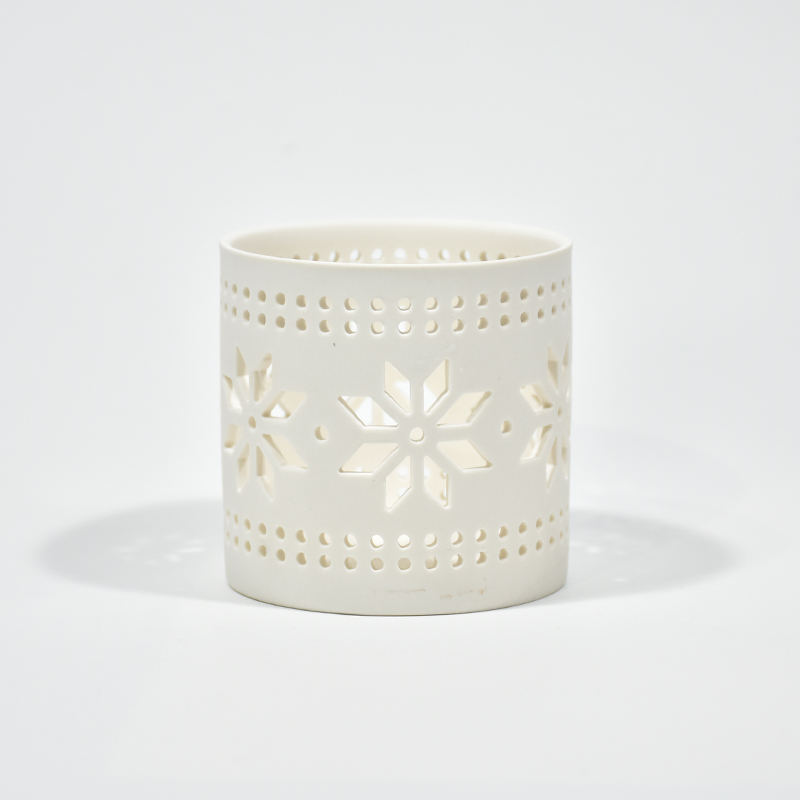 Weißes Porzellan kreisförmiger Hohlloch -Schneeflockenstil Keramik Hohlauslöscher Kerzenhalter