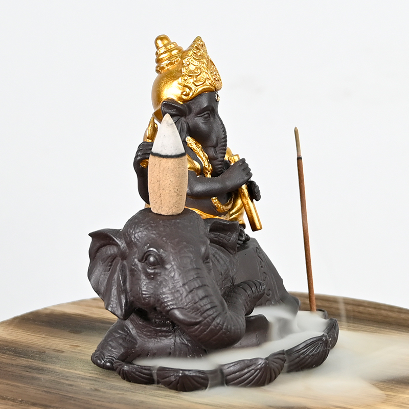 Keramik-Ganesha-Flötenstil sitzt auf dem Elefanten-Wasserfall-Rückfluss-Räucherstäbchenkegel-Keramik-Backflow-Räucherbrenner