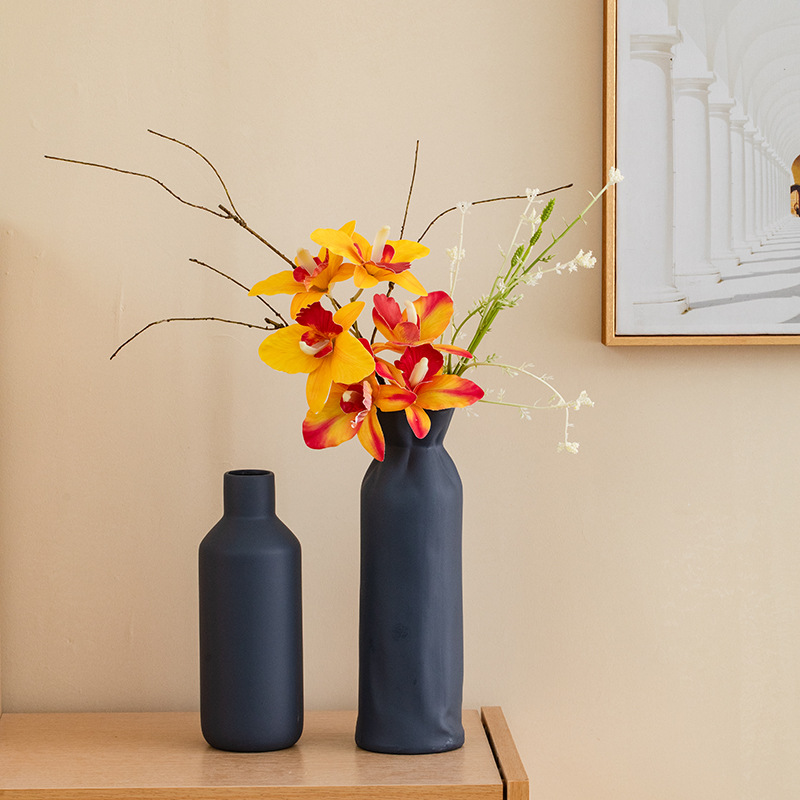 Porzellan -Vase -Blumenanordnung Keramikvase