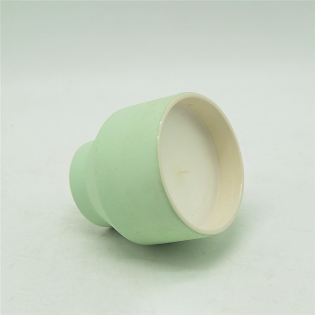 Hellgrüne Kerzenbecher aus Keramik