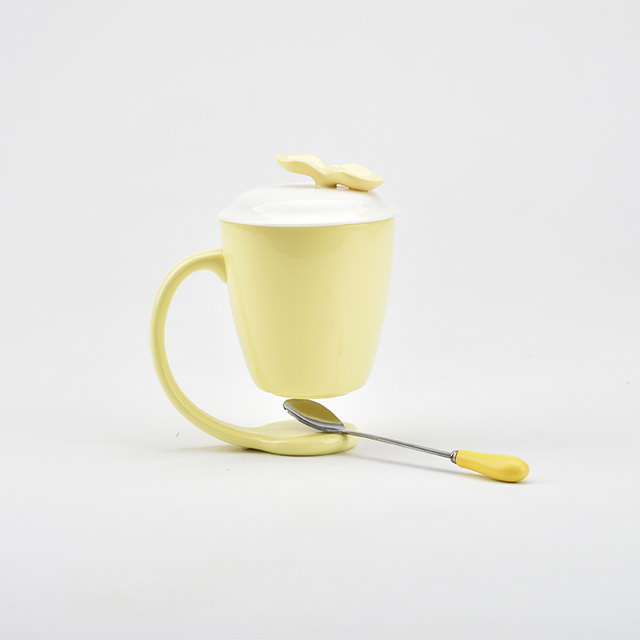 Gelbe Farbe Hauptdekoration Benutzerdefinierte hängende Becher schwimmende Keramik-Kaffeetasse mit Griff und Deckel