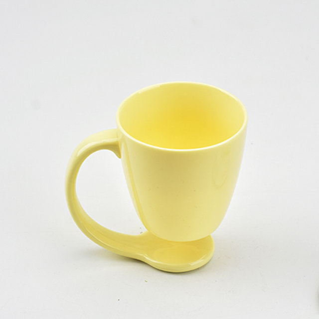 Gelbe Farbe Hauptdekoration Benutzerdefinierte hängende Becher schwimmende Keramik-Kaffeetasse mit Griff und Deckel