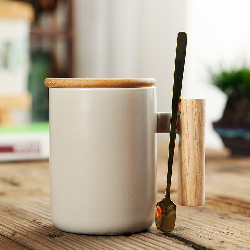benutzerdefinierte Logo Geschenkbox Porzellan Kaffeetasse Set Keramikbecher mit Holzgriff mit Bambusdeckel und Metalllöffel Keramikbecher Set