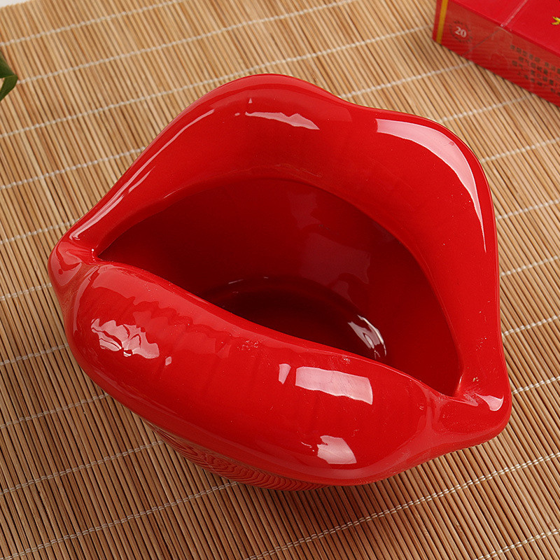 Roter sexy Aschenbecher aus Keramik mit großen Lippen