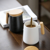 benutzerdefinierte Logo Geschenkbox Porzellan Kaffeetasse 360ml Schwarz 、 Weiß Match Holzbecher Kappen mit Holzgriffen Keramikbecher