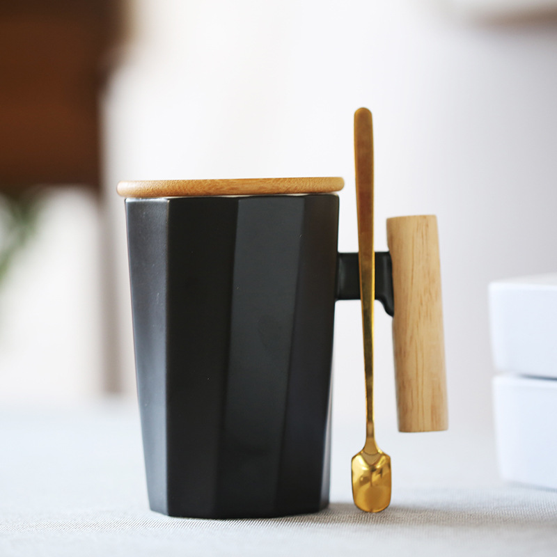 benutzerdefinierte Logo Geschenkbox Porzellan Kaffeetasse 400ml Schwarz 、 Weiß Match Holzbecher Kappen mit Holzgriffen Line Style Keramikbecher