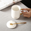 benutzerdefinierte Logo Geschenkbox Porzellan Kaffeetasse 360ml Schwarz 、 weiß Glasierte Glasur Gold Griffe mit Keramikbecher Abdeckung Keramikbecher