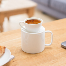 Eine weiße Kaffeetasse aus Keramik, die auf beiden Seiten verwendet werden kann