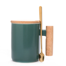 benutzerdefinierte Logo Geschenkbox Porzellan Kaffeetasse Set Keramikbecher mit Holzgriff mit Bambusdeckel und Metalllöffel Keramikbecher Set