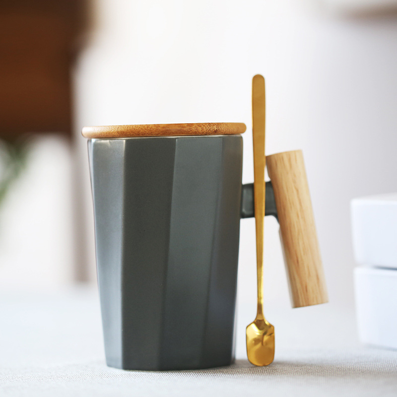 benutzerdefinierte Logo Geschenkbox Porzellan Kaffeetasse 400ml Schwarz 、 Weiß Match Holzbecher Kappen mit Holzgriffen Line Style Keramikbecher