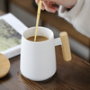 benutzerdefinierte Logo Geschenkbox Porzellan Kaffeetasse 360ml Schwarz 、 Weiß Match Holzbecher Kappen mit Holzgriffen Keramikbecher